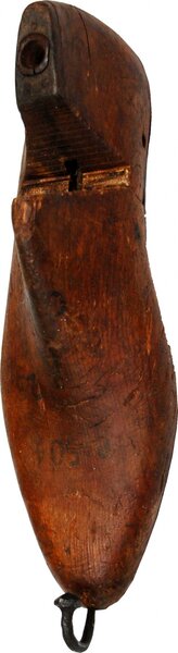 TRADEMARK LIVING gammal träskoläst krok - brunt trä och järn, med 1 krok