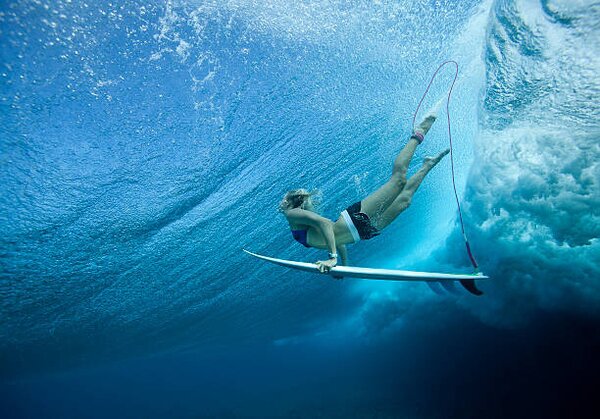 Konstfotografering Female Pro surfer at Cloud Break Fiji, Justin Lewis, (40 x 26.7 cm)