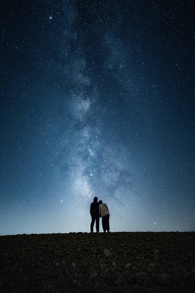 Konstfotografering Embraced romantic couple enjoying a starry, Daniel Garrido, (26.7 x 40 cm)
