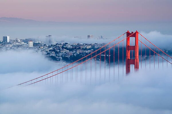 Konstfotografering View of Golden Gate Bridge on a foggy day, fcarucci, (40 x 26.7 cm)