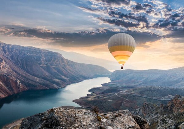 Fotografi Hot air balloons flying over the, guvendemir