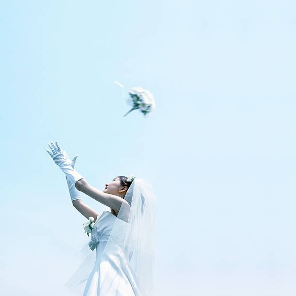 Konstfotografering Woman Throwing A Bouquet, BLOOM image, (40 x 40 cm)