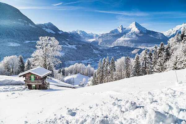 Fotografi Winter wonderland with mountain chalet in the Alps, bluejayphoto, (40 x 26.7 cm)