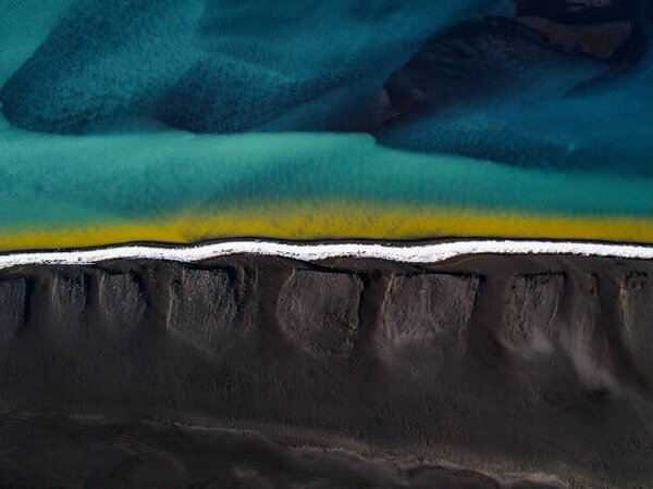 Konstfotografering Drone shot showing a black sand, Abstract Aerial Art, (40 x 30 cm)
