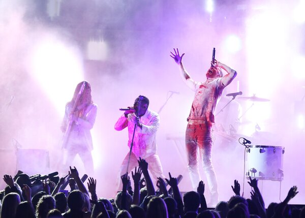 Fotografi Kendrick Lamar and singer Dan Reynolds of Imagine Dragons at 56th GRAMMY Awards, Michael Tran