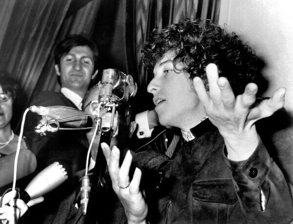 Fotografi Bob Dylan during a Press Conference, Paris, 23 May 1966