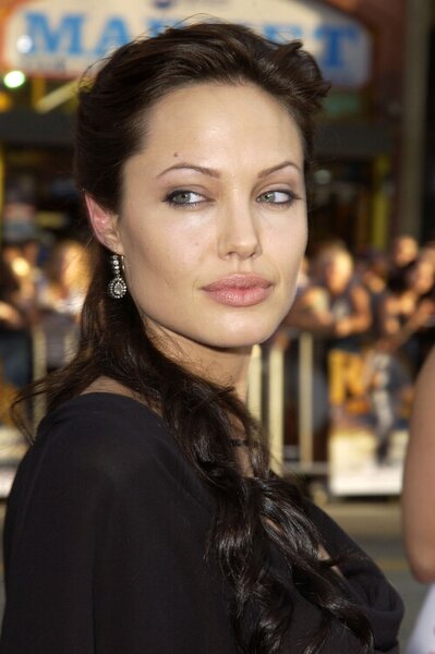 Fotografi Angelina Jolie during World Premiere of Lara Croft, Steve Granitz