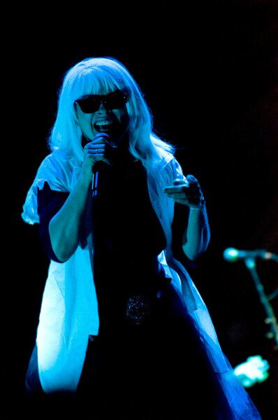 Fotografi Debbie Harry headlining at Kendal Calling in 2011