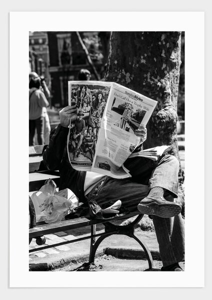 Reading newspaper new york poster - 21x30